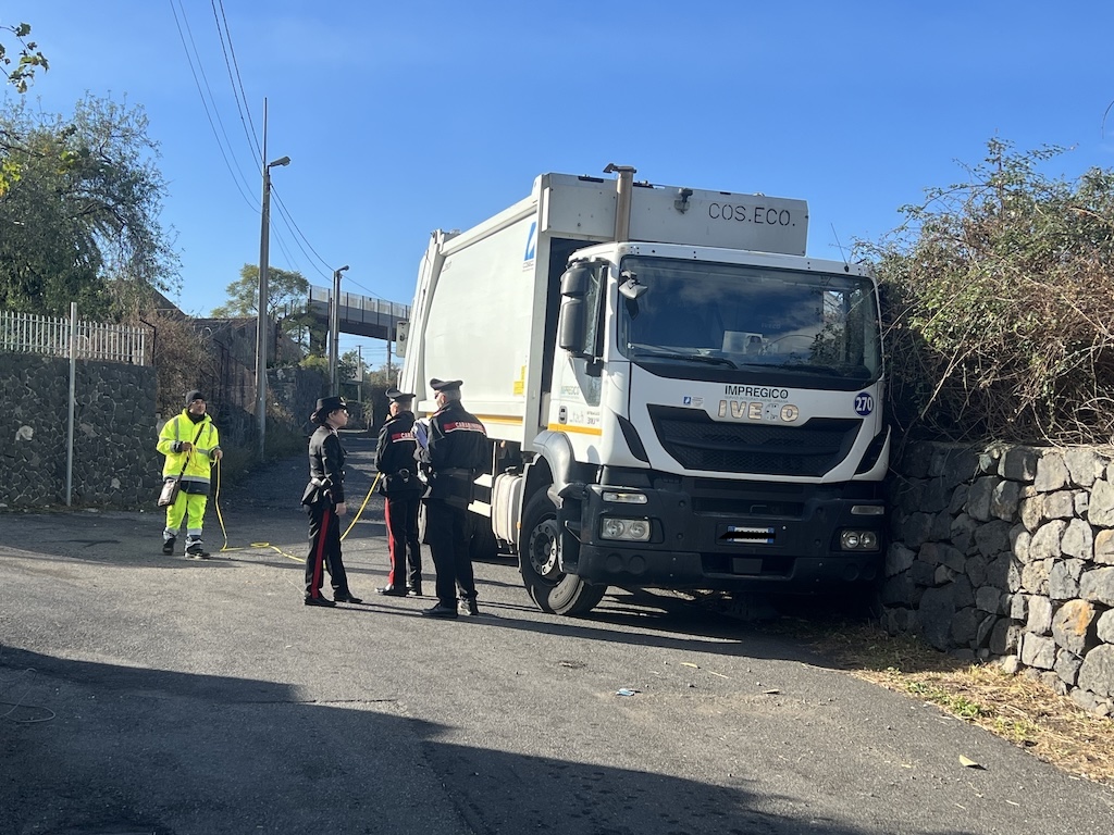 Incidente all’isola ecologica, operaio trasportato in eliambulanza