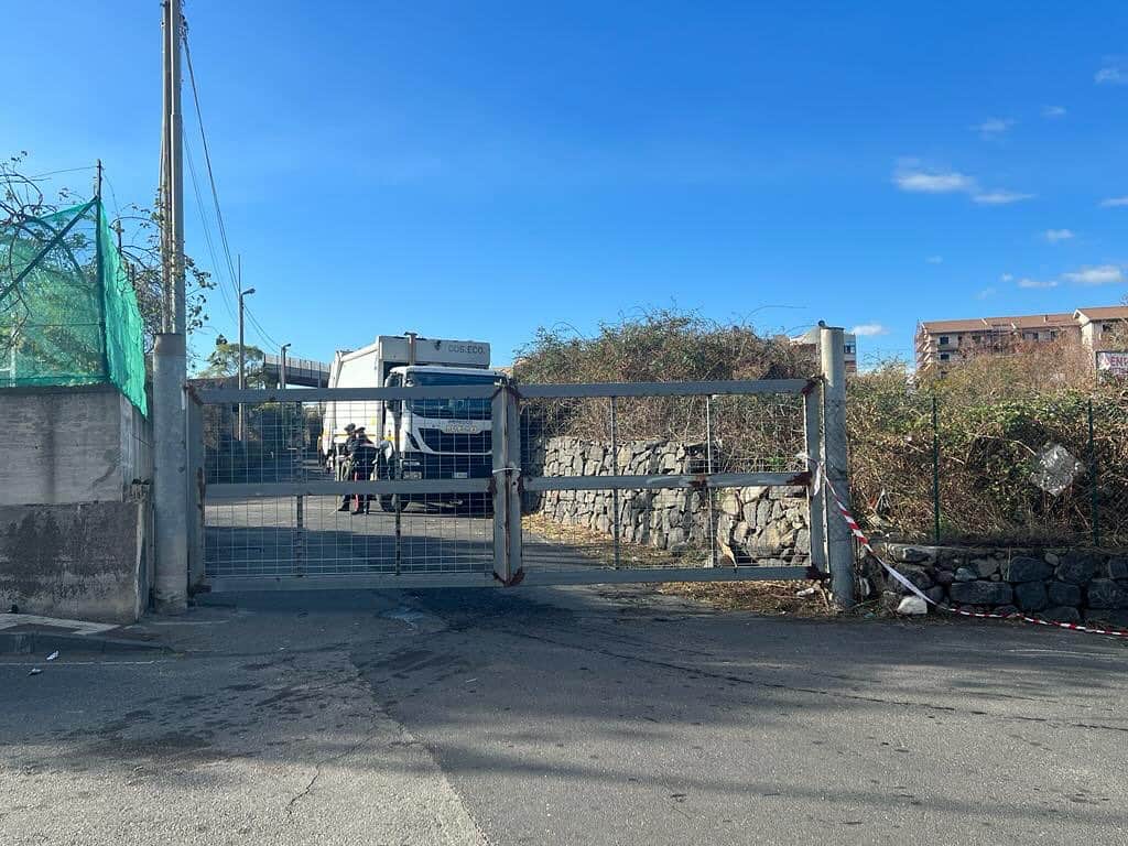 Incidente nell’isola ecologica di Risposto, sta meglio l’operaio rimasto ferito