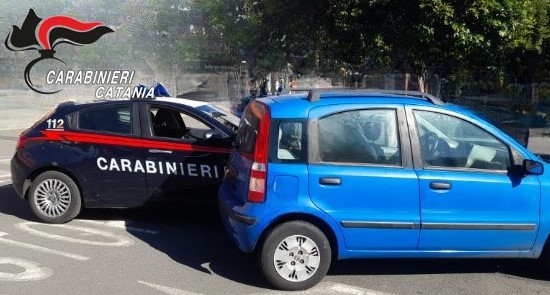 Catania, rubano l’auto a un uomo: “dacci 3 mila euro per riaverla”. Padre e figlio in carcere
