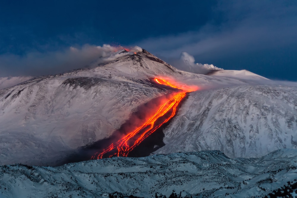 Etna: colata lavica di 3 chilometri a Bocca Nuova, esplosioni al cratere Sud-est