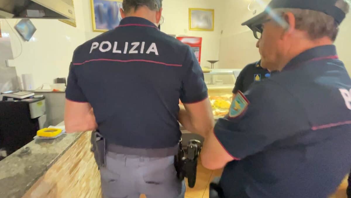 Carne con muffa e blatte nel locale, chiusa macelleria-gastronomia in via Plebiscito: sanzioni oltre 4mila euro